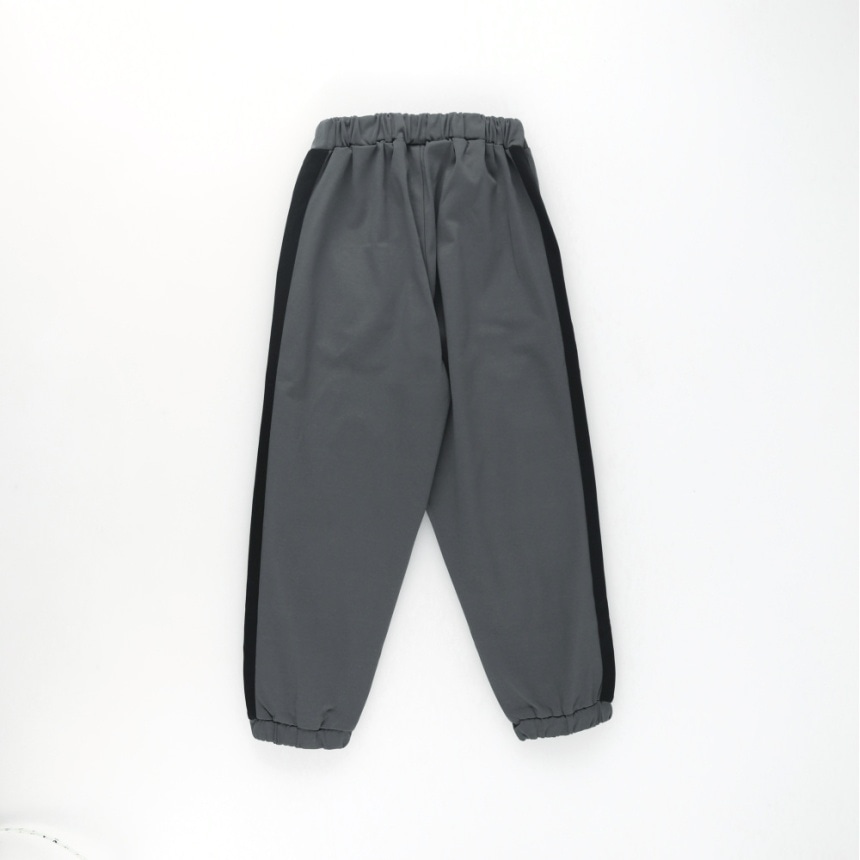 チャコールグレー