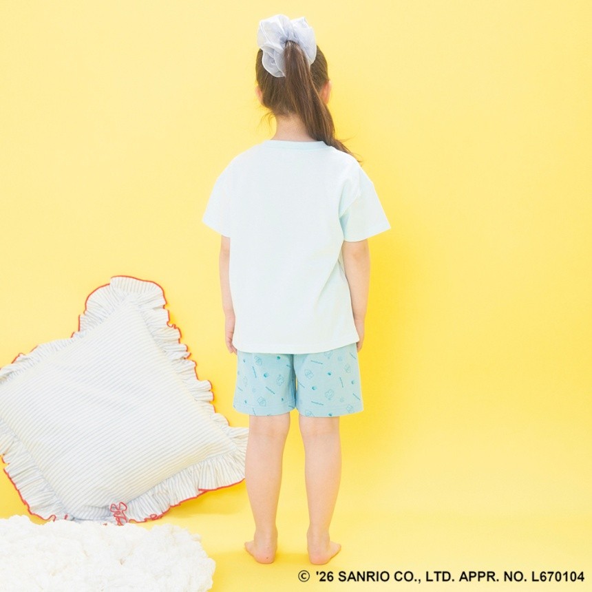 エメラルドグリーン