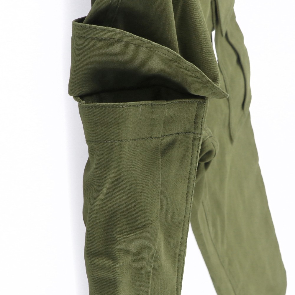 カーキグリーン