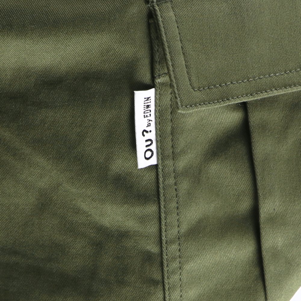 カーキグリーン