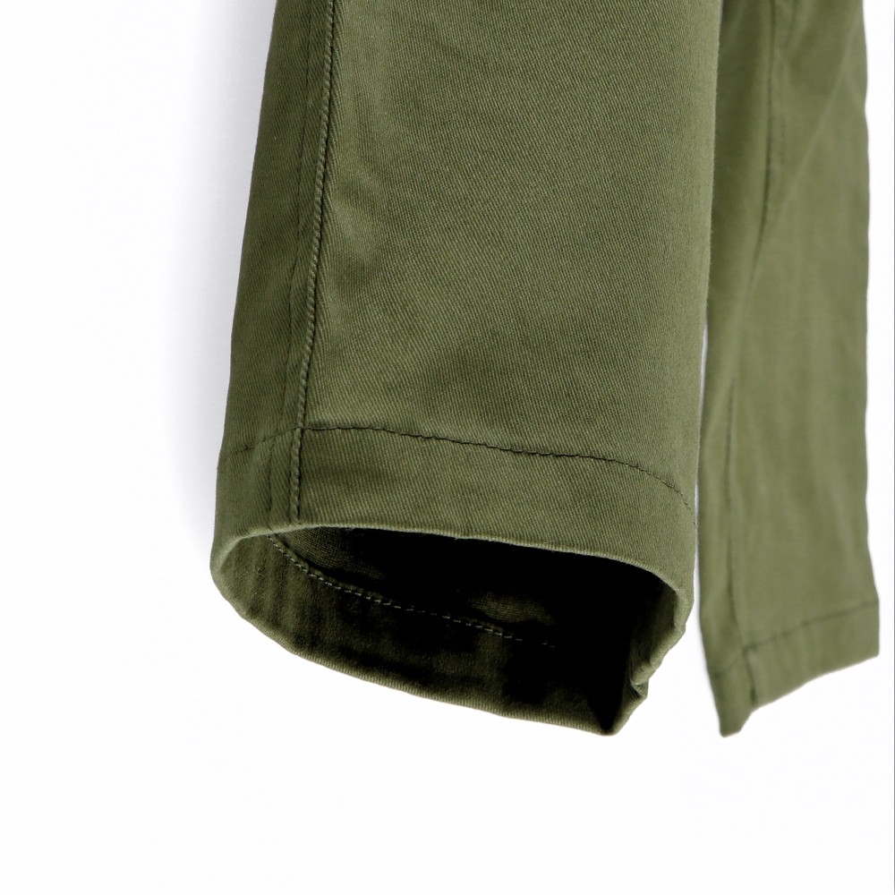 カーキグリーン