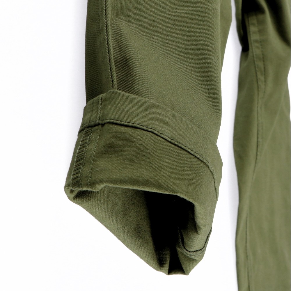 カーキグリーン