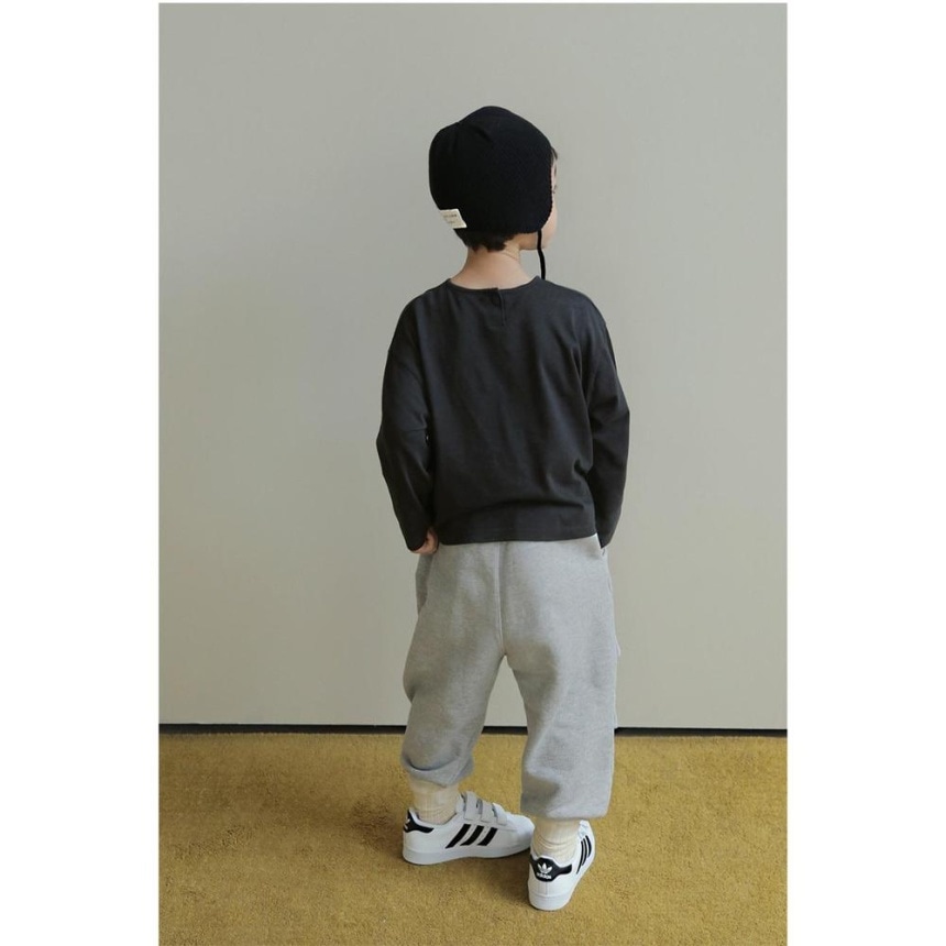 チャコールグレー