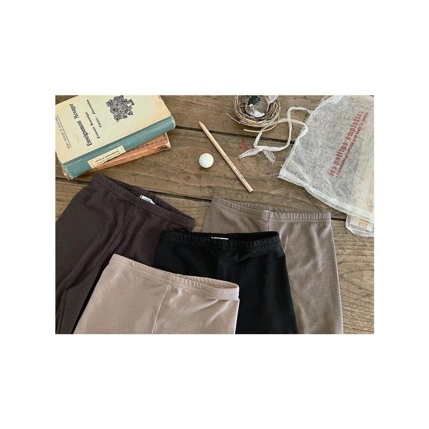 カーキグリーン