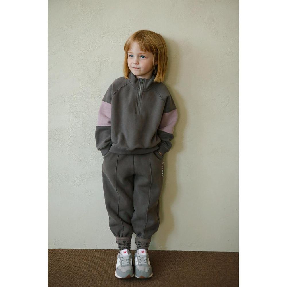 チャコールグレー