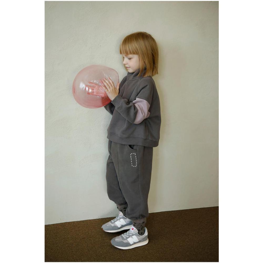 チャコールグレー