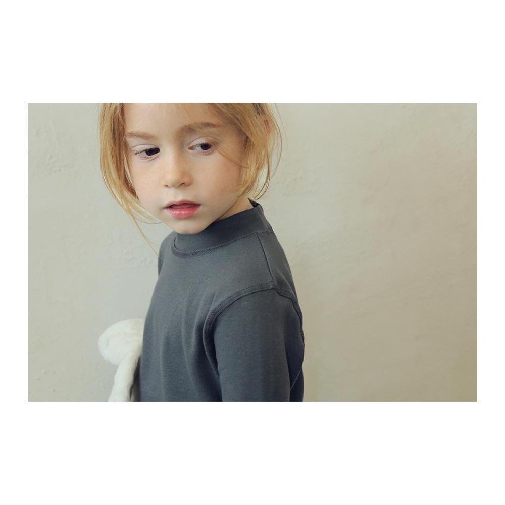 チャコールグレー