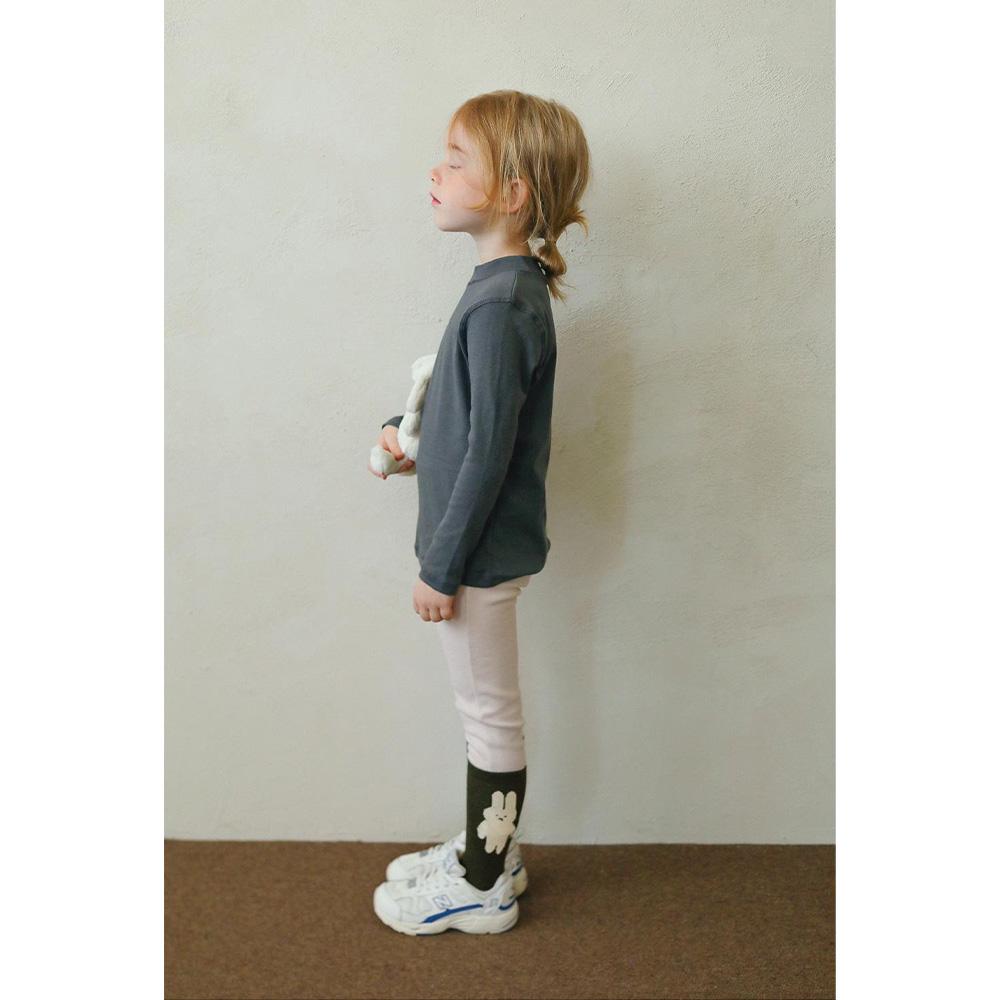 チャコールグレー