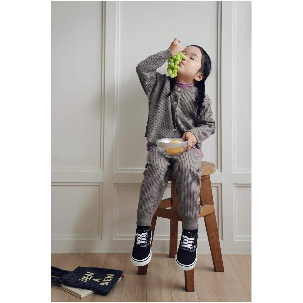 チャコールグレー