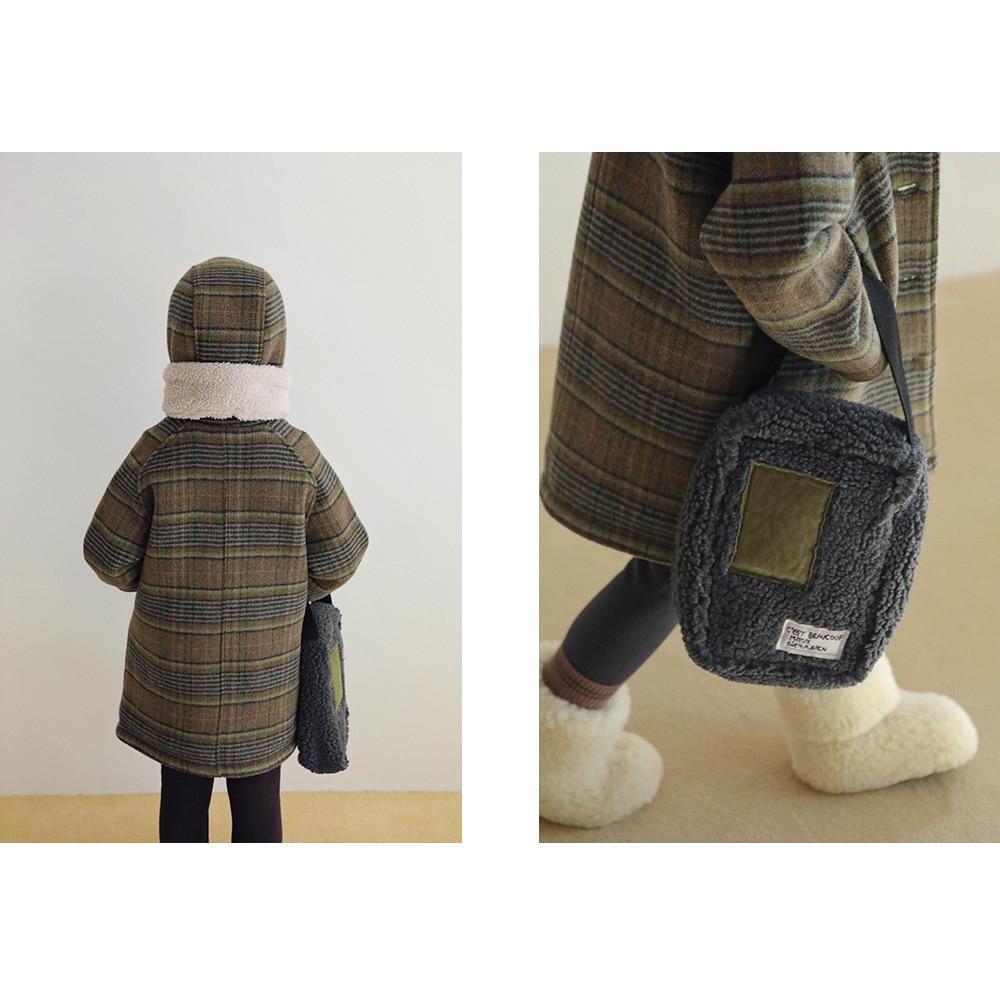 カーキグリーン