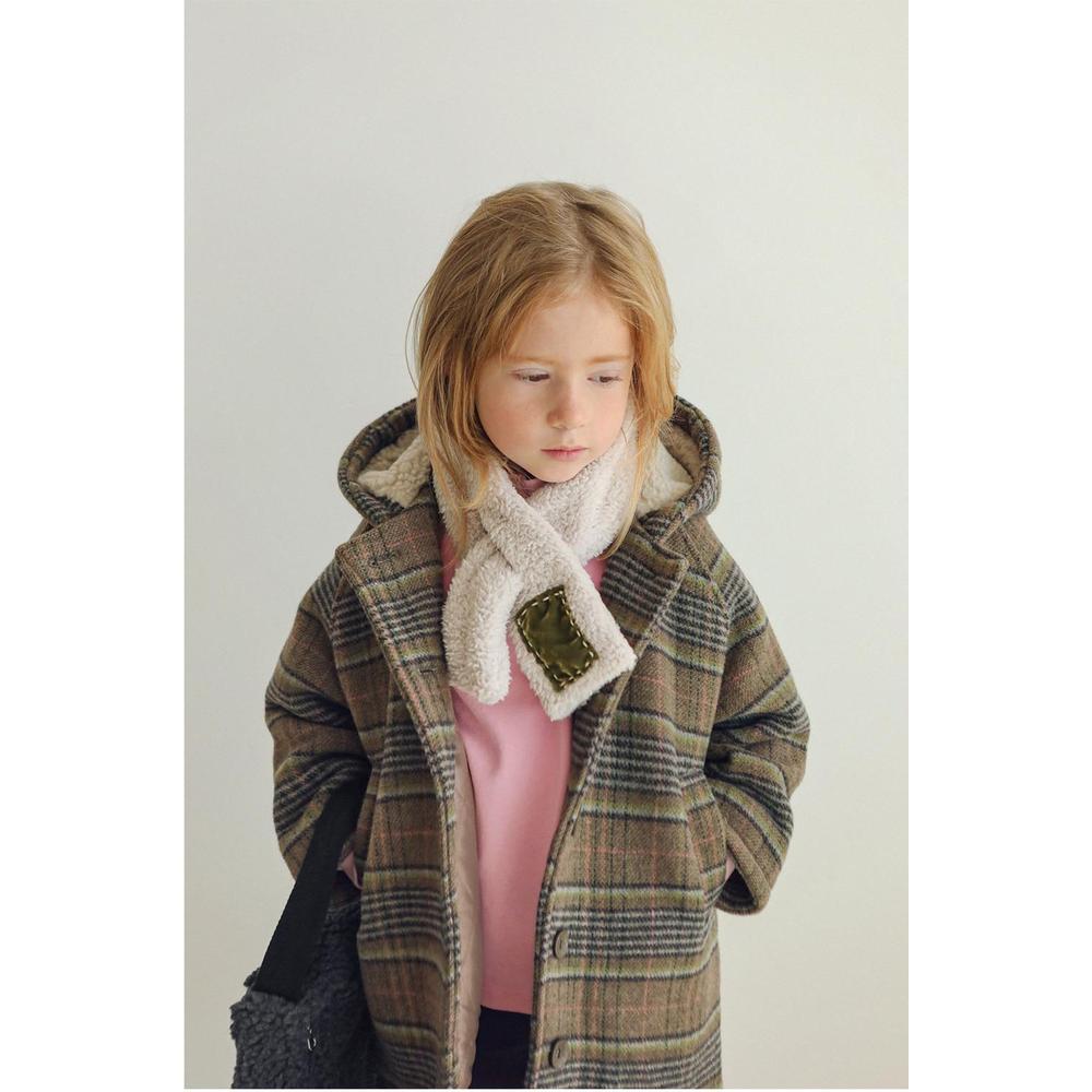 カーキグリーン