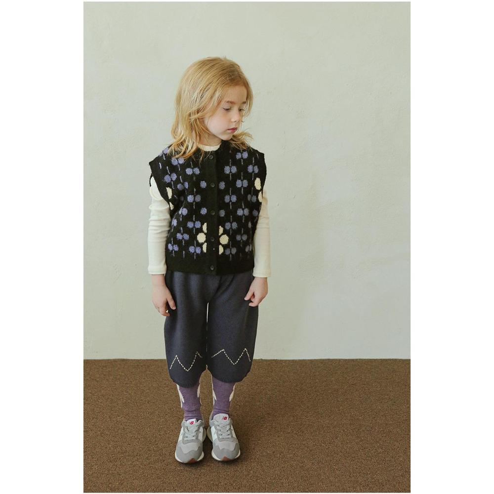 チャコールグレー