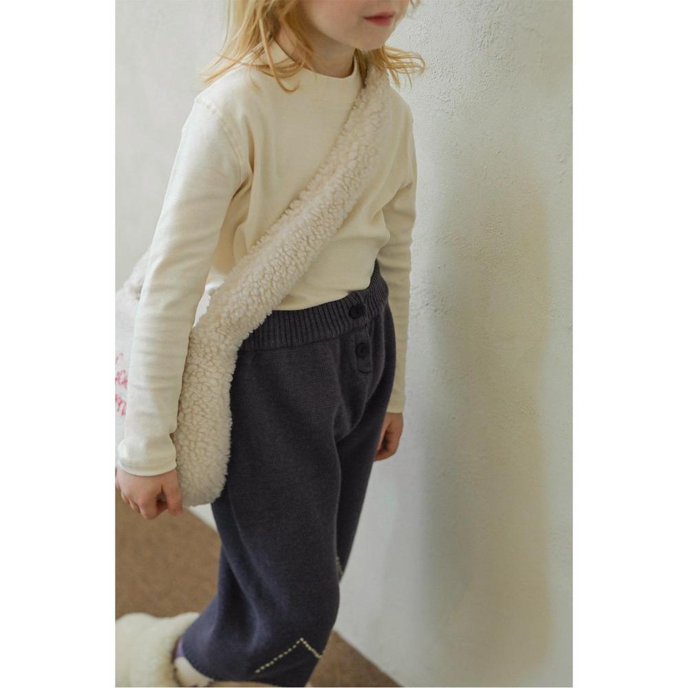 チャコールグレー