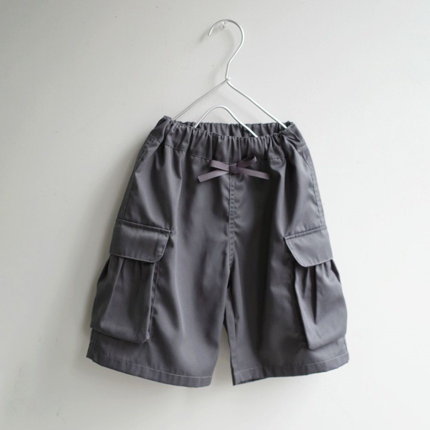 チャコールグレー