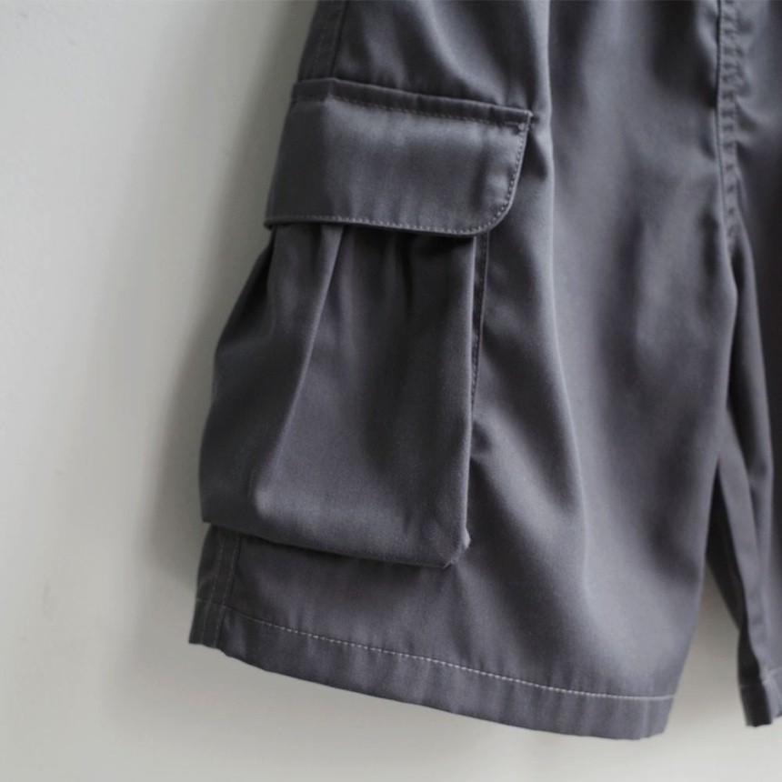 チャコールグレー