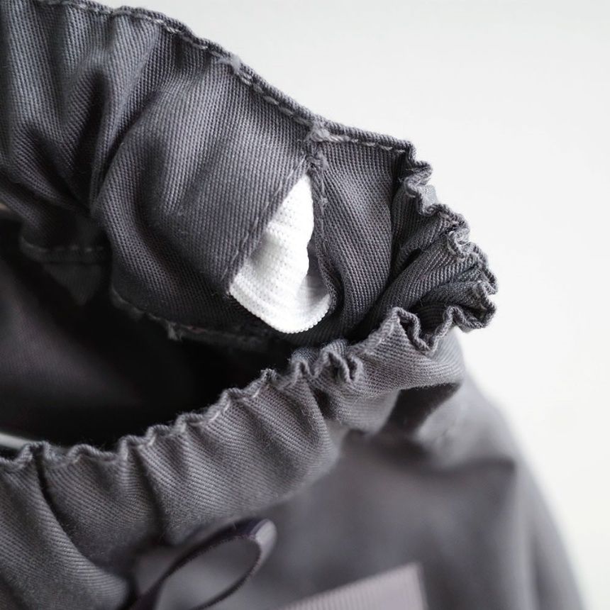 チャコールグレー