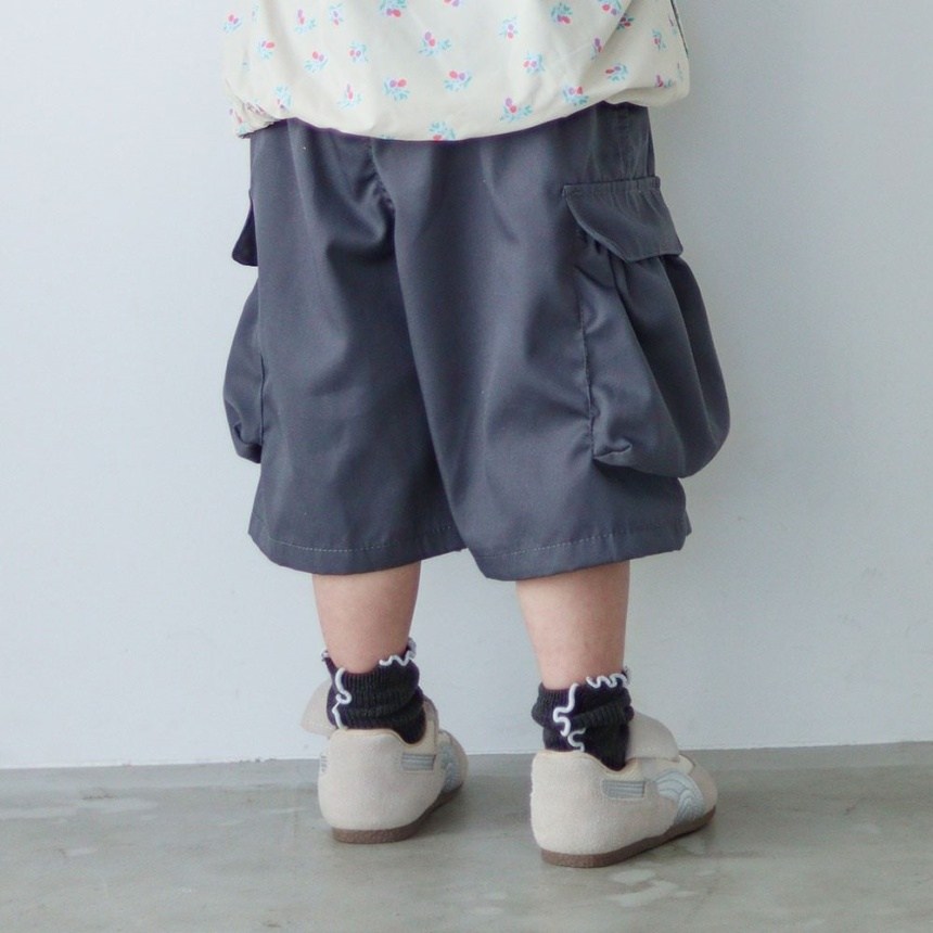 チャコールグレー