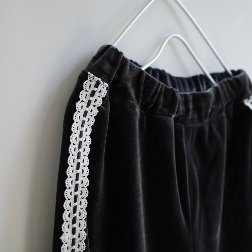 チャコールグレー