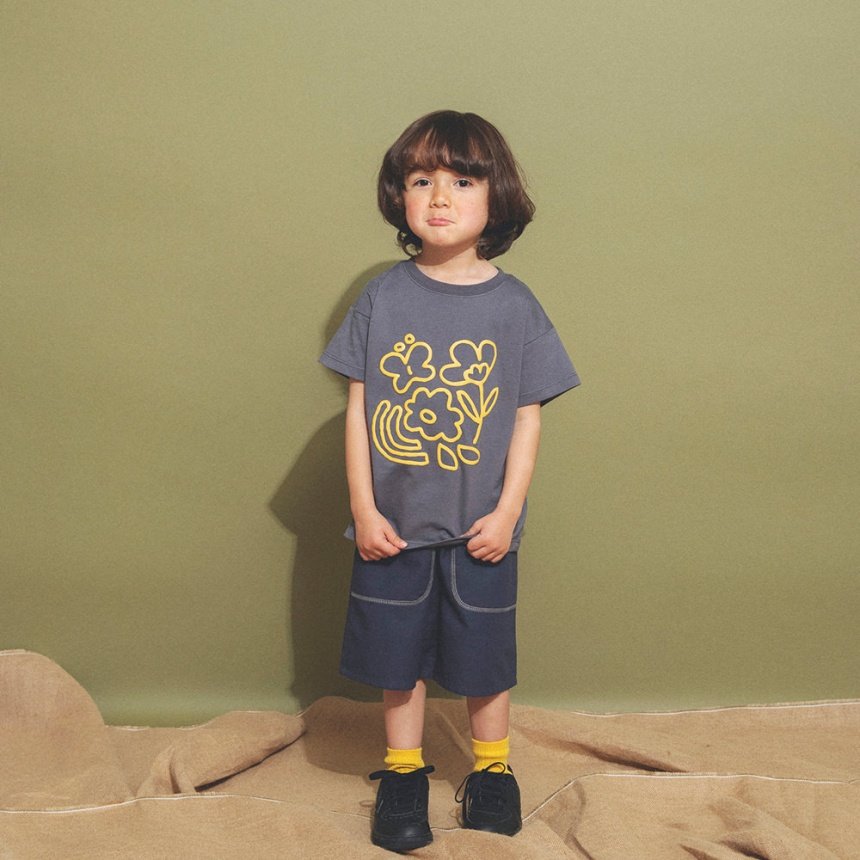 チャコールグレー