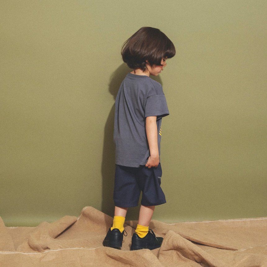 チャコールグレー