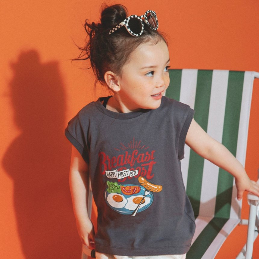 チャコールグレー