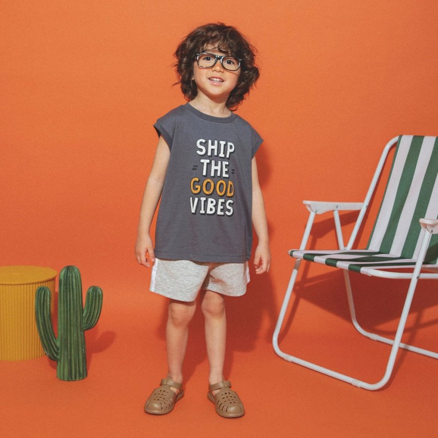 チャコールグレー