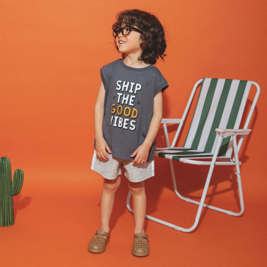 チャコールグレー