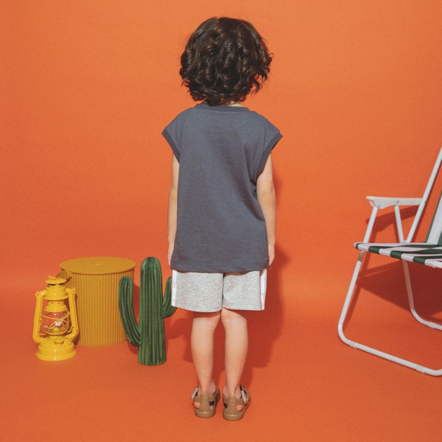 チャコールグレー