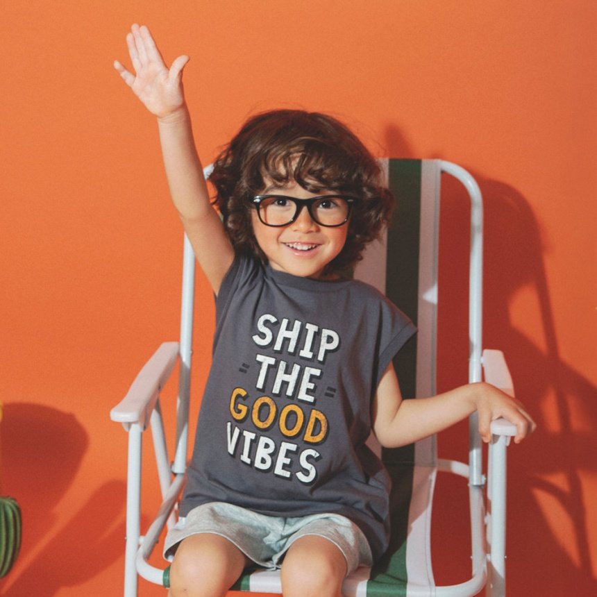 チャコールグレー