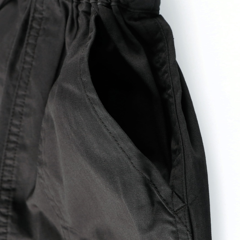 チャコールグレー