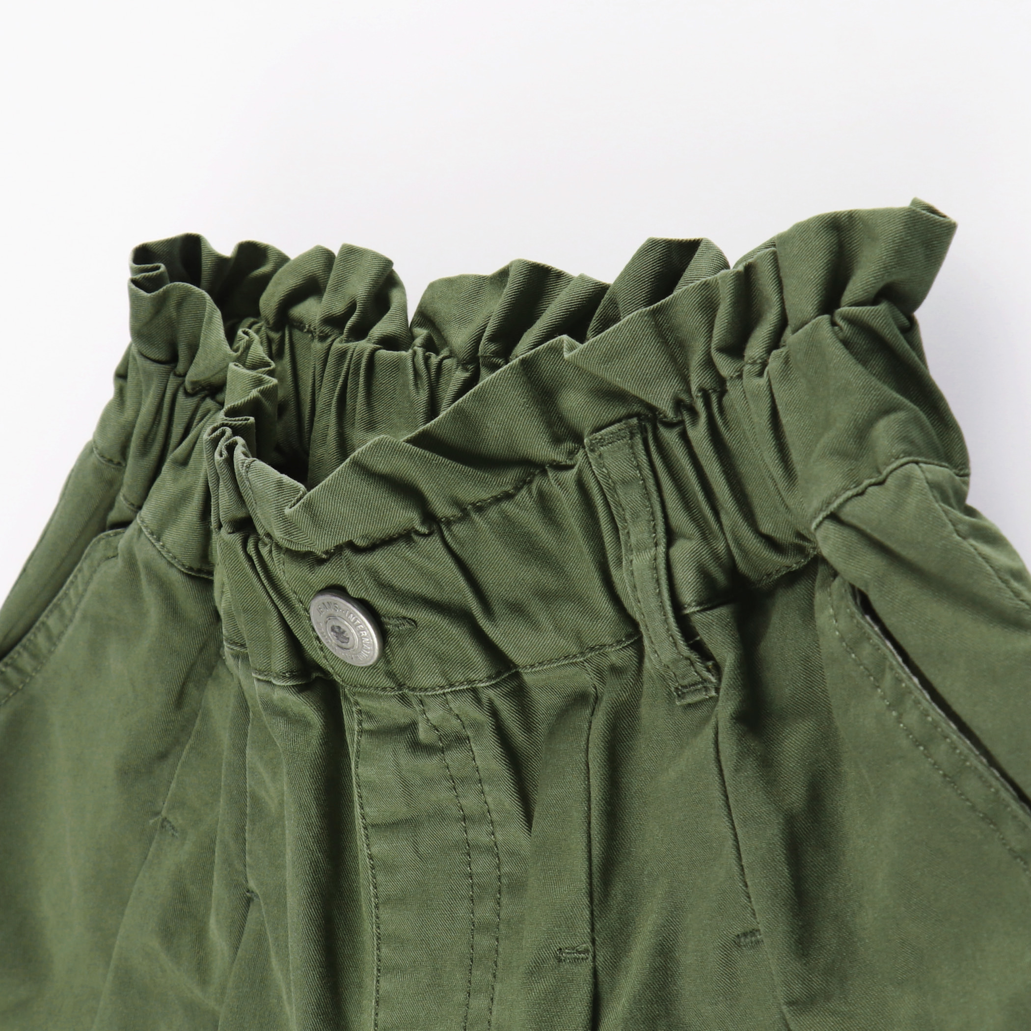 カーキグリーン