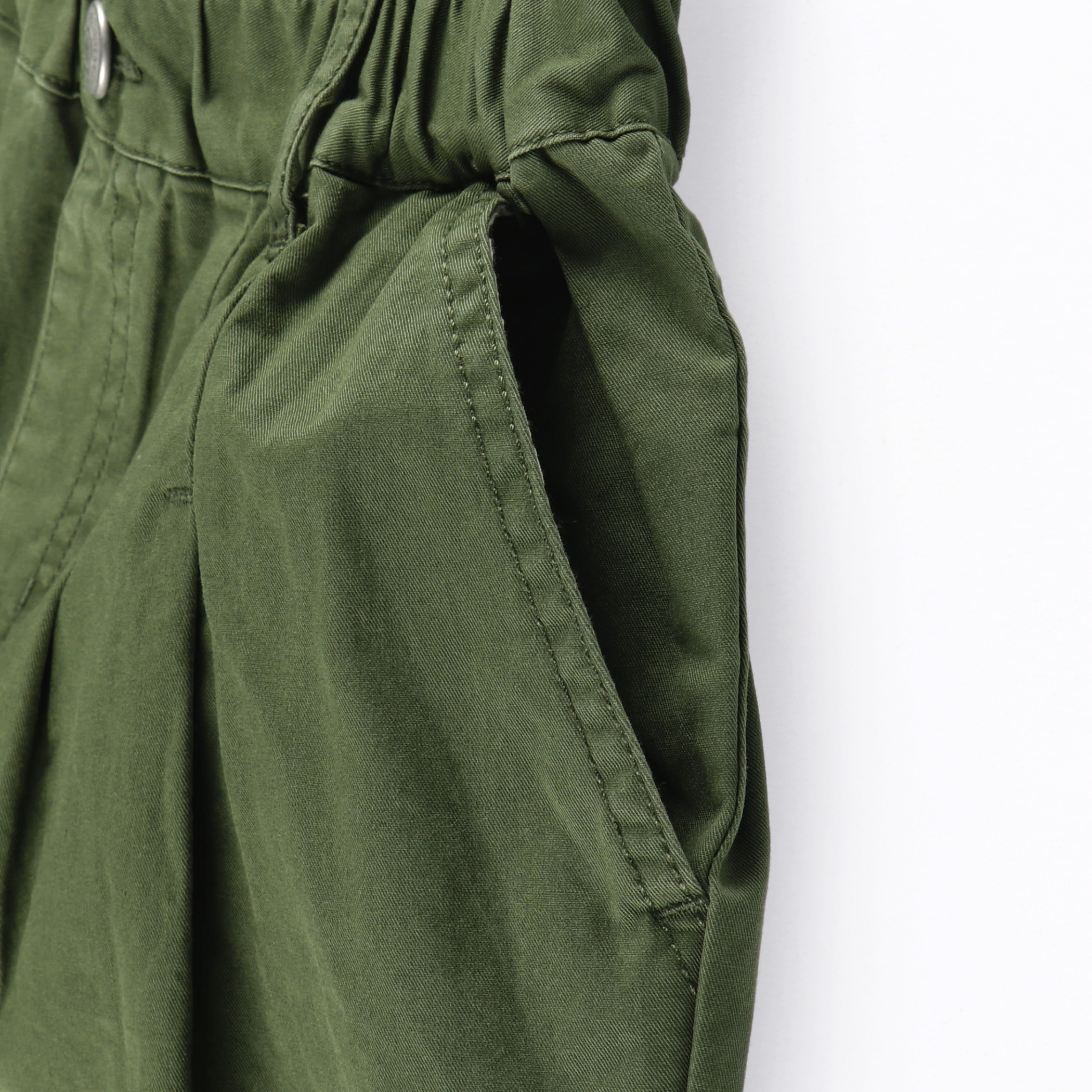 カーキグリーン