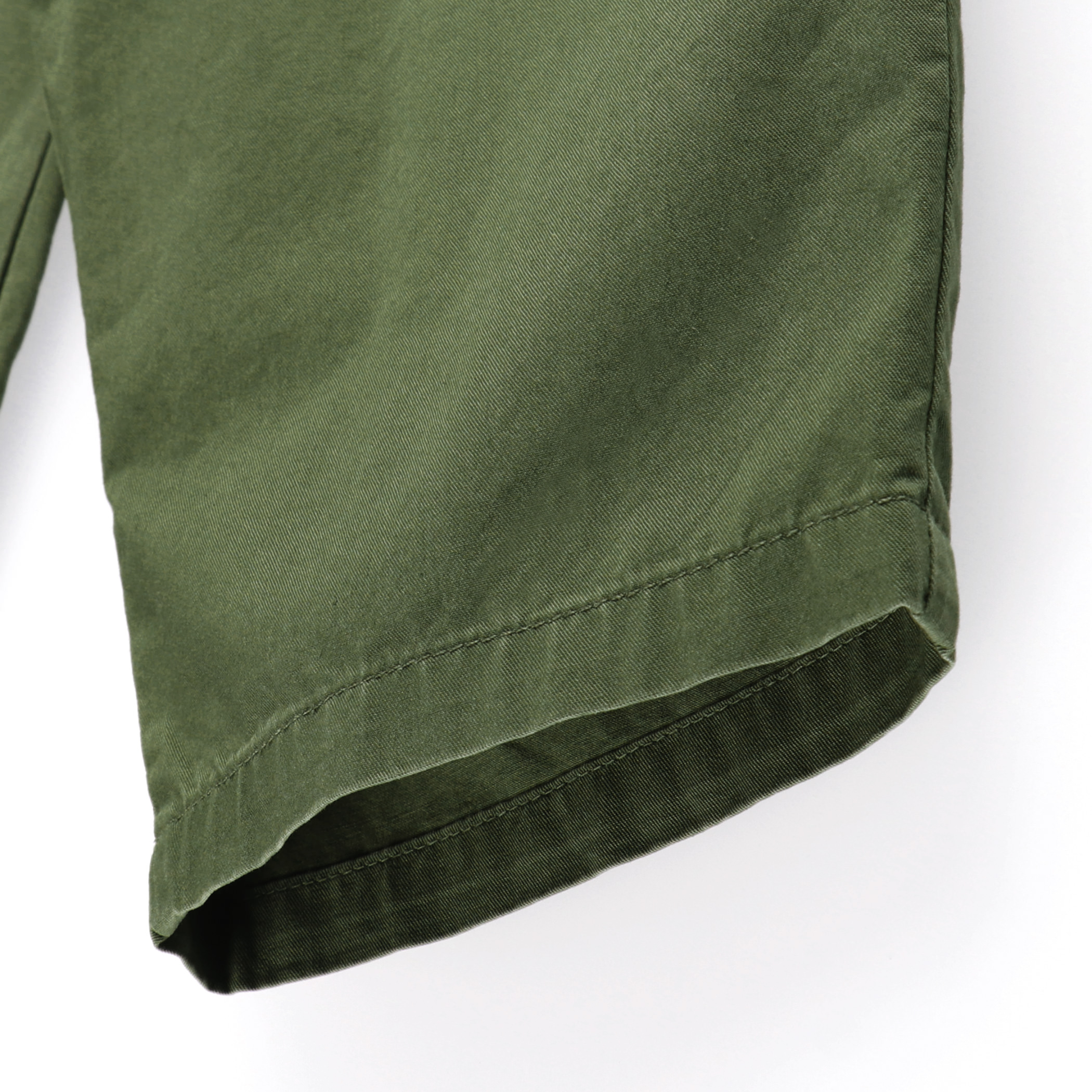 カーキグリーン