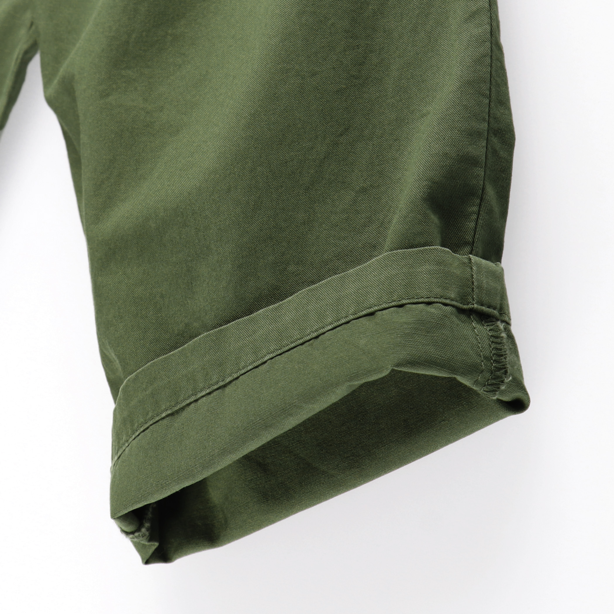 カーキグリーン