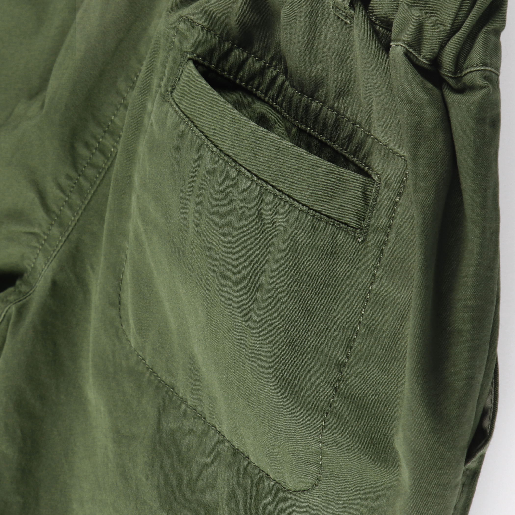 カーキグリーン