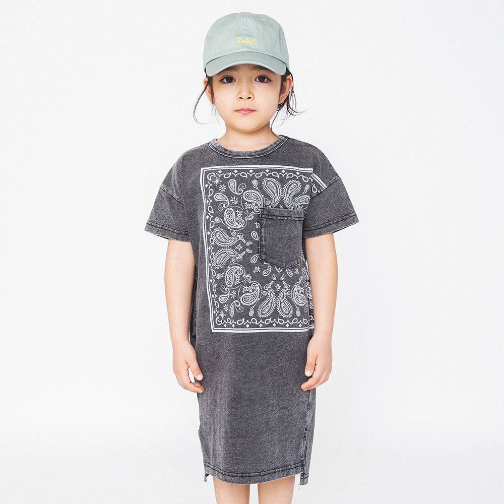 チャコールグレー